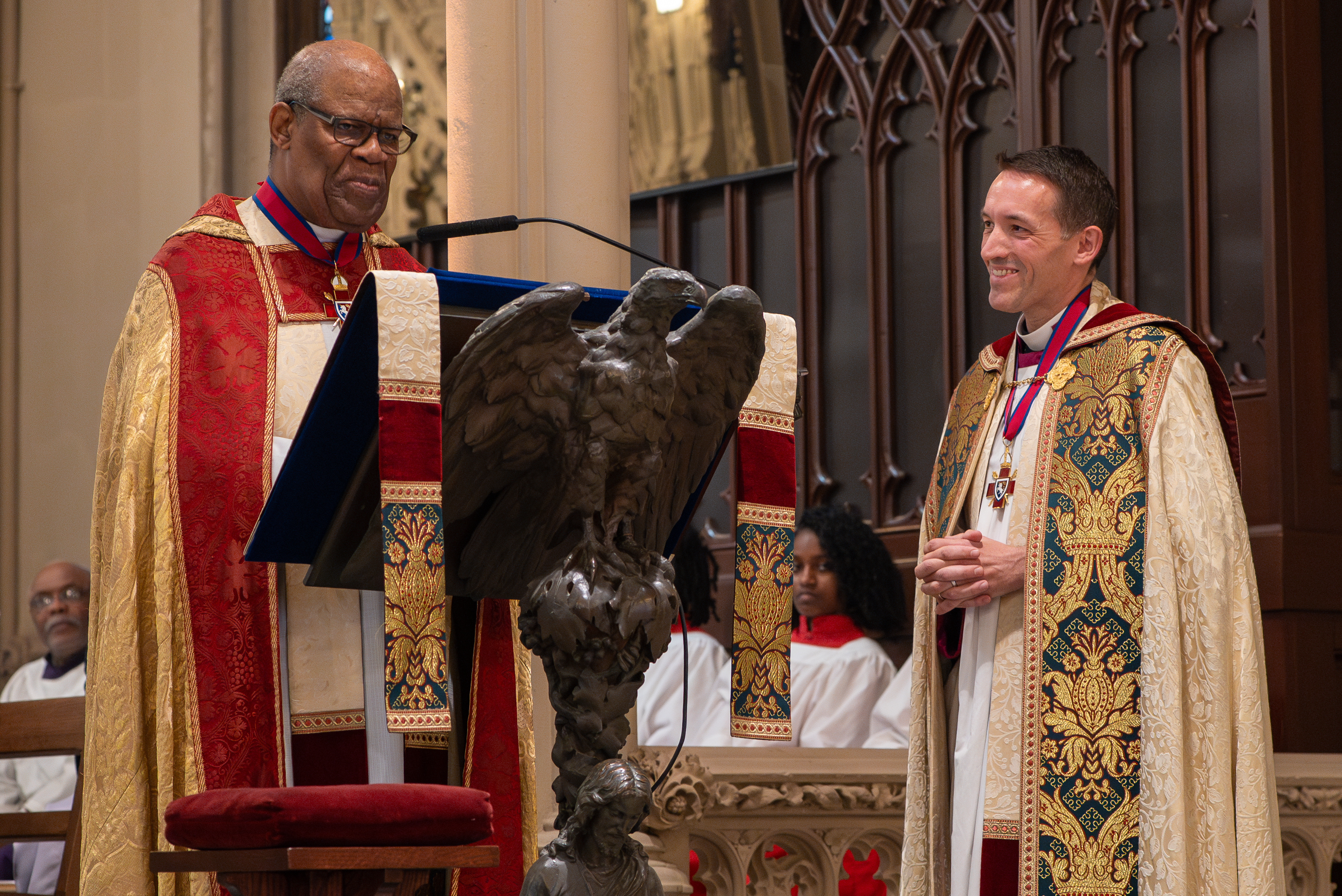 Canon Davis gives acceptance speech after receiving the Dean's Cross from the Very Rev. Michael Sniffen